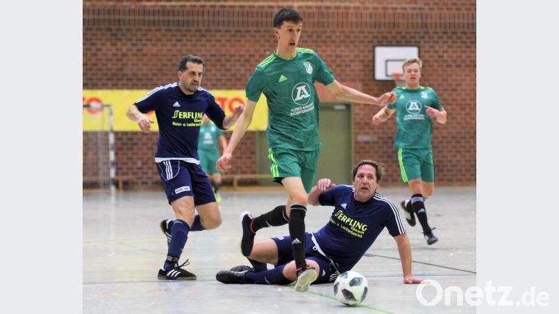 Am Sonntag kämpfen 15 Mannschaften um 6 Finaltickets für die Endrunde der Futsal-Kreismeisterschaft. Der SV Köfering (grüne Trikots) ist mit am Start, während die DJK Ebnath in der Vorrunde in Weiden auf der Strecke blieb. Bild: btg