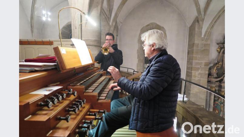 Beim Jahresabschlussgottesdienst spielte der Trompeter Andreas Sächerl geistliche Musik von G.F. Händel und J.S. Bach und Lieder aus dem Gotteslob. Josef Zaglmann begleitete ihn auf der Orgel. Bild: jzk