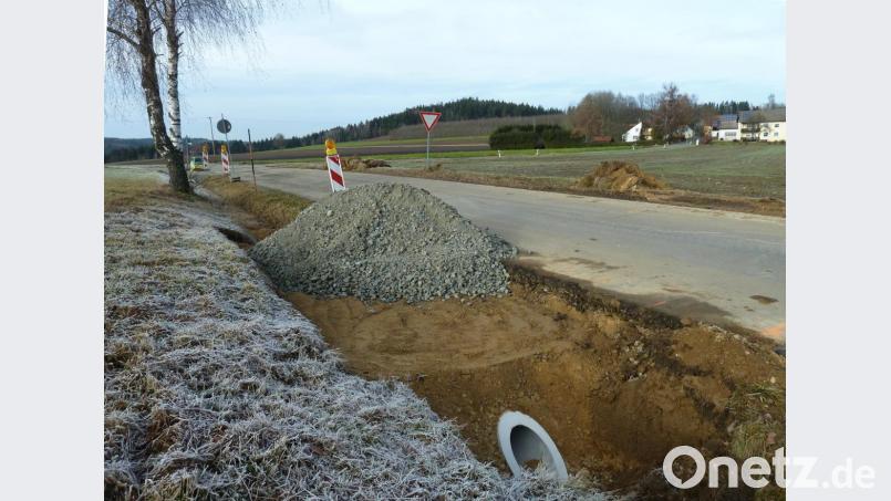 Die 1,8 Kilometer lange Gemeindestraße von Pirk (Bild) nach Mitterlangau wird heuer instandgesetzt. Der Ausbau der Zufahrten startete noch im Dezember. Bild: Portner