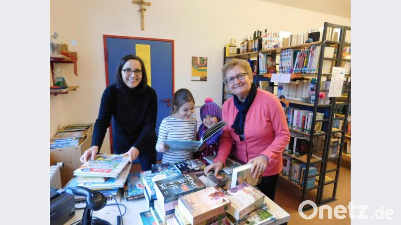 Brandneuer Lesestoff ist eingetroffen. Nicht nur das Leitungsteam freut sich über die neuen Bücher, die man ab Sonntag in der Pfarrbücherei ausleihen kann. Bild: exb