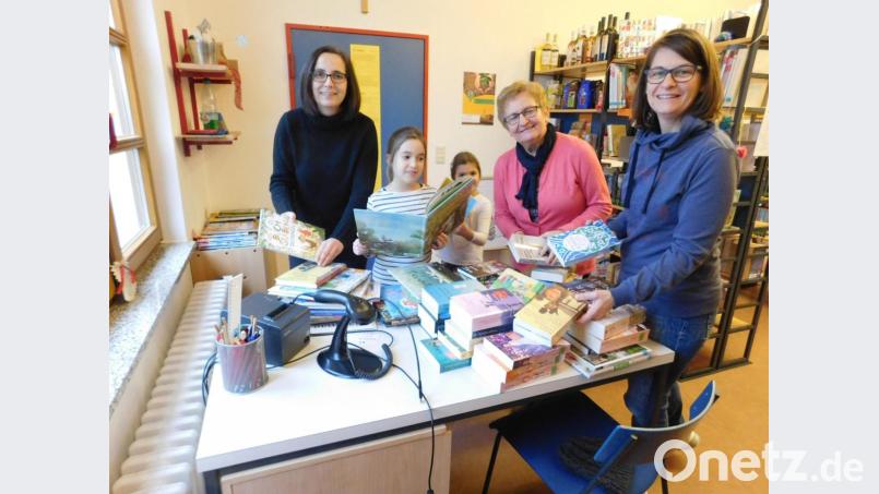 Brandneuer Lesestoff ist eingetroffen. Nicht nur das Leitungsteam freut sich über die neuen Bücher, die man ab Sonntag in der Pfarrbücherei ausleihen kann. Bild: exb