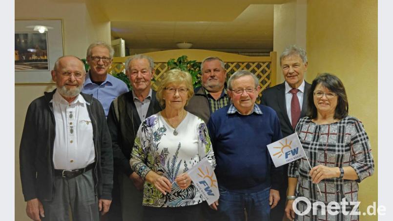 Vorsitzende Maria Schlögl, MdL Joachim Hanisch und die geehrten Gründungsmitglieder Klaus-Peter Fiedler, Johann Zitzler, Mathilde Faltenbacher, Georg Zwack, Willi Gradl und Karl-Heinz Dietl bei der Feier zu 30 Jahren Freie Wähler in Wernberg-Köblitz (von links). Bild: twi