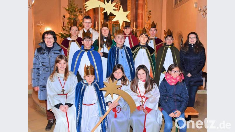 Nach dem Neujahrsgottesdienst wurden in Illschwang die Sternsinger von Pater Ryszard aus Kastl ausgesendet. Links Ministrantenbetreuerin Veronika Falk, rechts Oberministrantin Lisa Falk. Bild: no