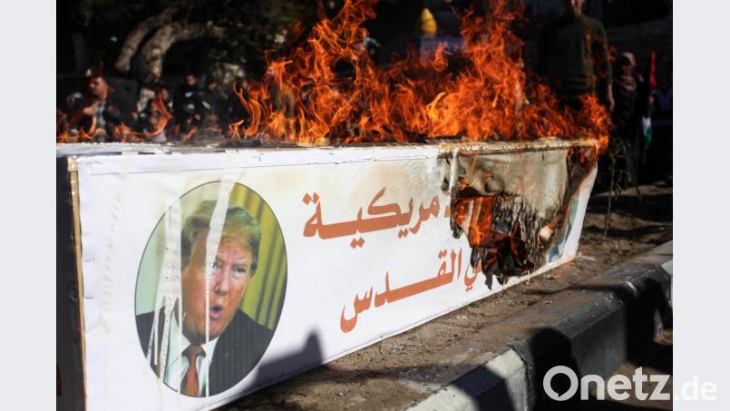 Während eines Protestes von Unterstützern der Hamas gegen die USA brennt in Gaza ein Plakat mit einem Bild des US-Präsidenten Donald Trump. Die gezielte Tötung von Ghassem Soleimani könnte einen Flächenbrand auslösen. Bild: Mahmoud Ajjour/APA Images via ZUMA Wire/dpa
