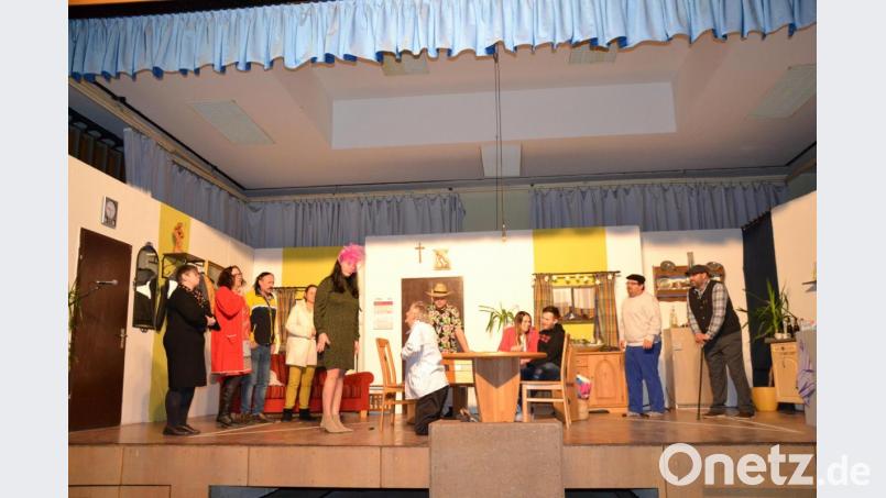 Schulkameradin Elisabeth (Michaela Sauer) klärt Franz-Josef Holzmeier (Franz Bulenda) auf, dass er nicht der Vater ihrer Tochter ist und auch nie Geld von ihm erhalten hat. Der Heirat der beiden jungen Leute Markus (Josef Irlbacher) und Kathy (Evi Seidl) steht nichts mehr im Wege. Bild: gi