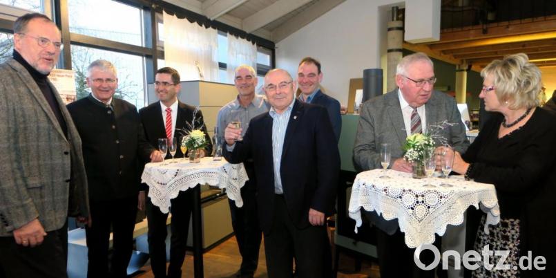 Die Gäste nutzten in den Räumen der Rittmeyer-Werkstätten die Gelegenheit zum Gedankenaustausch und stießen auf ein erfolgreiches neues Jahr an. Bild: Hirsch