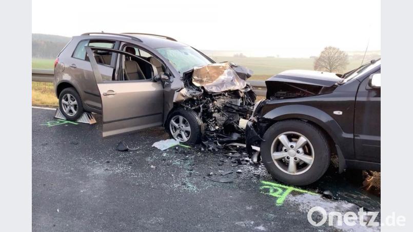 Die vier Insassen mussten aus den total zerstörten Wagen befreit werden. Bild: dmra