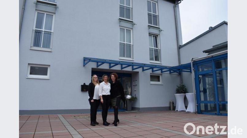 Das neue Führungsteam im Hotel Miratel: (von links) Verena Eder, verantwortlich für den Vertrieb, Ludmila Satrova, leitende Mitarbeiterin an der Rezeption, und Geschäftsführerin Dagmar Teufel. Bild: szl