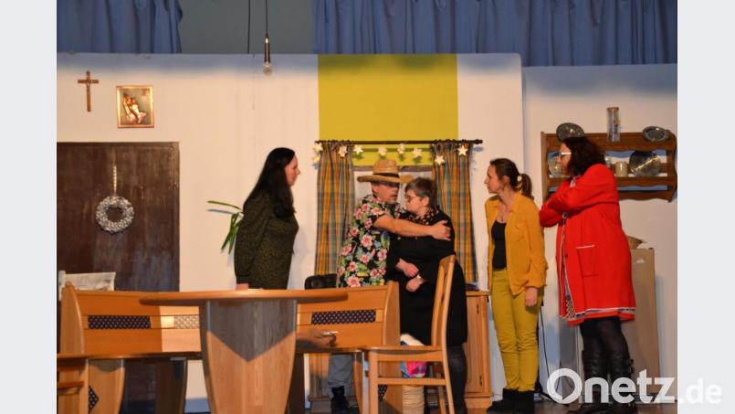 Amanda Holzmeier will Elisabeth angreifen, sie hätte ihren Mann verführt. Der Amerikaner und Jugendfreund Johannes (Norbert Schmid) muss dazwischen gehen. Bild: gi