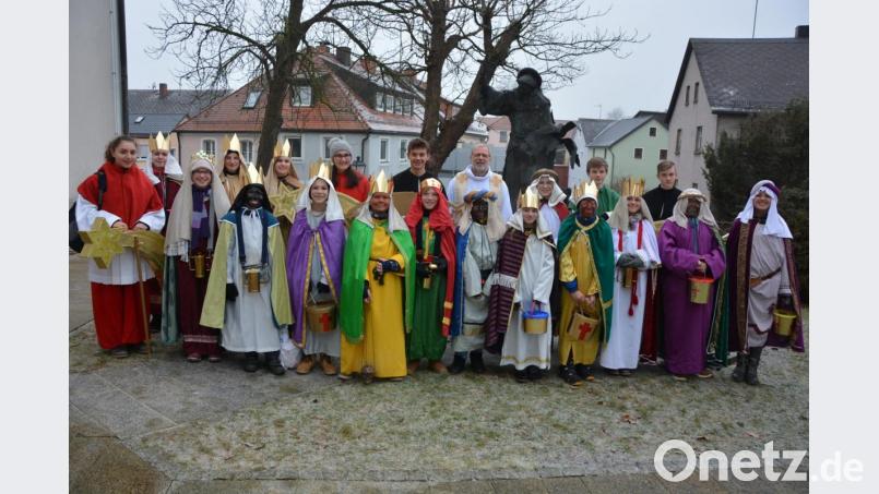 Feierlich ausgesandt wurden am Freitag die 20 Sternsinger der Pfarrei St. Laurentius, die in fünf Gruppen durch die Marktgemeinde zu den Familien ziehen und den Menschen dort ein gutes neues Jahr wünschen. Gleichzeitig verewigen sich Caspar, Melchior und Balthasar mit ihren Insignien in der Wohnung. Unser Bild zeigt die Aussendung durch Pater Benedikt Leitmayr am Pater-Liberat-Weiß-Brunnen. Am Samstag feiert man den 345. Geburtstag des Seligen. Bild: jr