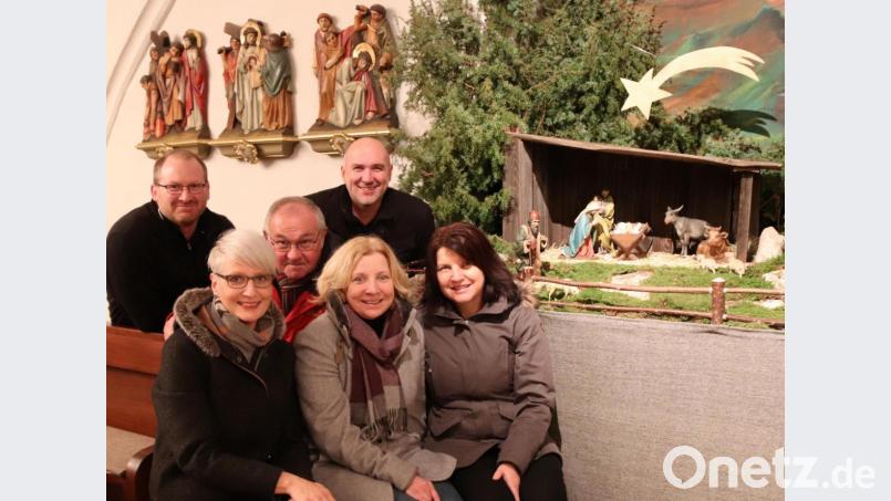 Das Team um Uli Schön (links) freut sich über den gelungenen neuen Stall. Bild: mma