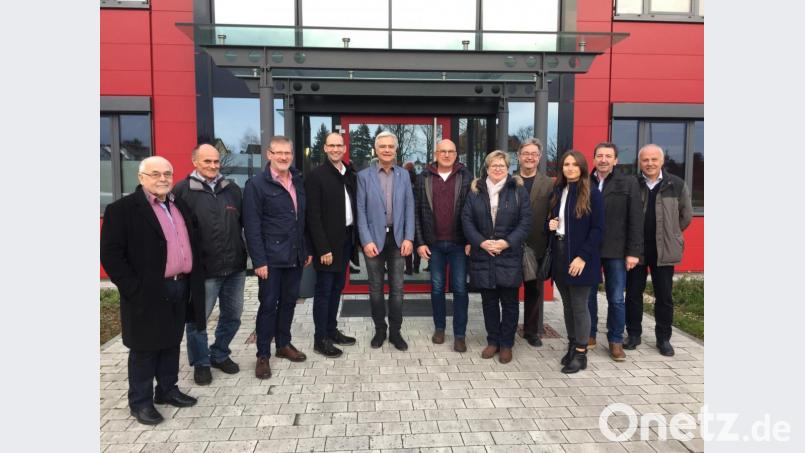 Vetreter des Ortsverbands Waldsassen und der Kreistagsfraktion der Freien Wähler besuchten kürzlich die Firma Kassecker in Waldsassen. Bild: exb