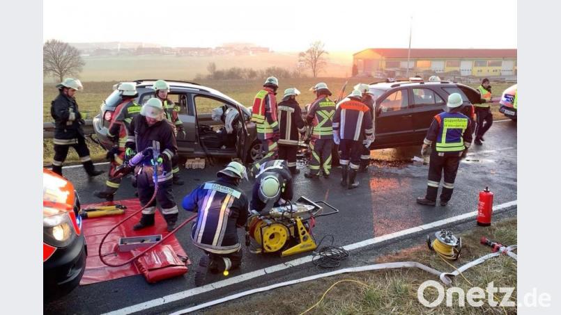Die umliegenden Feuerwehren waren mit schwerem Gerät im Einsatz. Bild: dmra