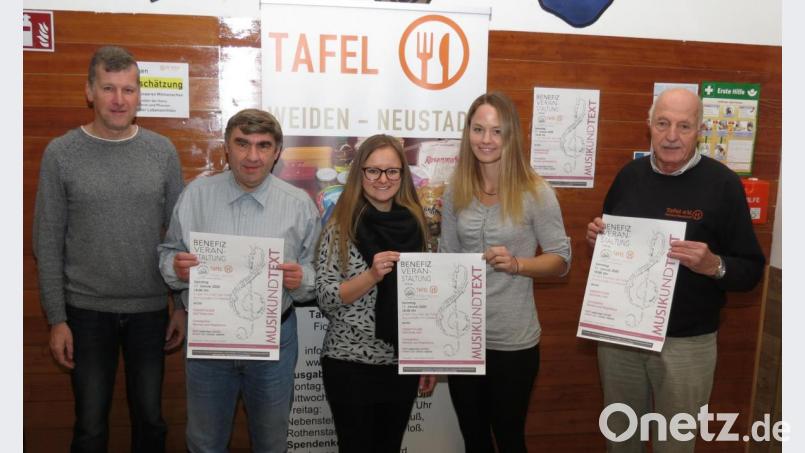 Die Benefizveranstaltung „Musik und Text“ unterstützen (von links) Lektor Wolfgang Göldner, die Musikgruppe „Oberpfälzer Saitenklang“ mit Josef Sterr und das Gesangsduo „Magdalena und Marina“. Tafel-Vorsitzender Josef Gebhardt hofft auf viele Besucher. Bild: Dobmeier