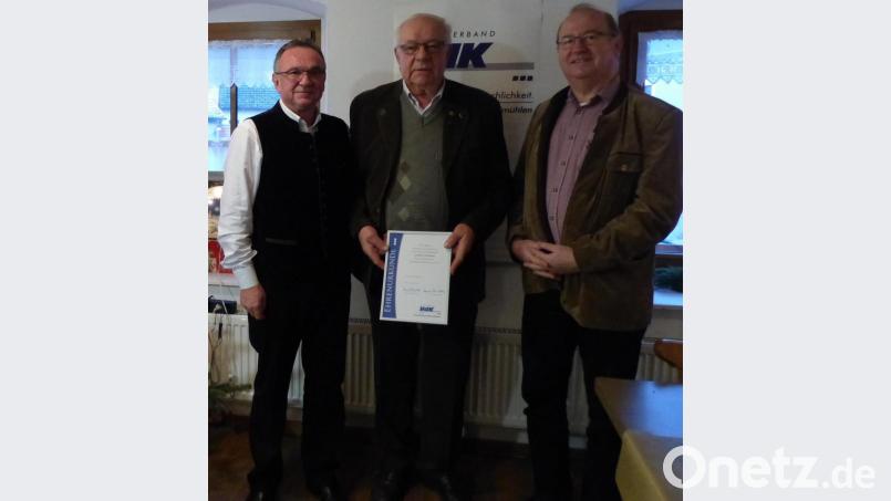 Ortsvorsitzender Karl Bauer (rechts) und stellvertretender Kreisvorsitzender Johann Ludwig (links) zeichnen Ludwig Hümmer für 25 Jahre Treue zum VdK aus. Bild: pop