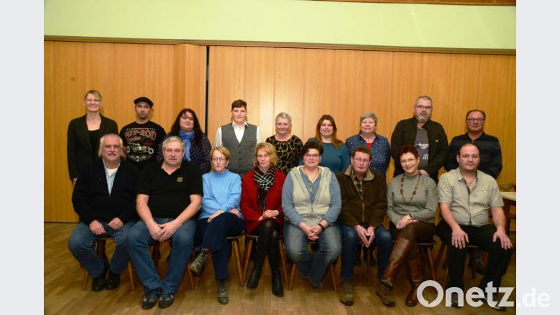 Hans Meißner (sitzend, links) führt als Nummer eins "Die Bürgerliste" in die Kommunalwahl 2020. Die nachfolgenden Kandidaten sind Georg Rosner, Christine Roth, Ingeborg Thoma, Anke Scheidler-Argauer, Klaus Proß, Hannelore Quardokus, Andreas Hoch (sitzend von links), Kathrin Baumgärtner, Stefan Sommer, Ingrid Hanauer, Sven Thoma, Roswitha Sommer, Yvonne Meißner, Ursula Rosner und die Ersatzleute Herbert Argauer und Robert Kastl (stehend von links). Bild: bey