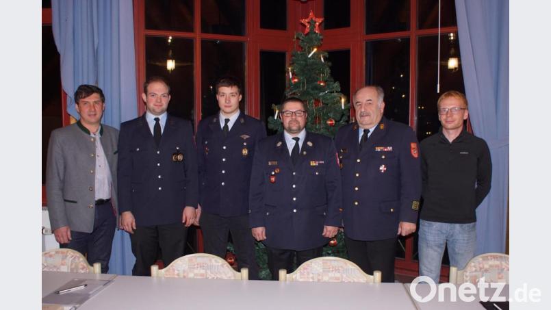 Erster Kommandant Peter Reier und Alexander Müller (Dritter und Vierter von rechts) stehen an der Spitze der Aktiven der Feuerwehr. Stephan Reiminger (Zweiter von links) war bisher Stellvertreter des Kommandanten. Dank und Anerkennung für die Übernahme von Verantwortung gab es von KBI Richard Fleck (Zweiter von rechts) sowie Bürgermeister Gerald Reiter (links) und stellvertretendem Bürgermeister Tobias Eckl (rechts). Bild: mmj