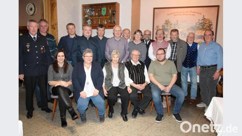 Franz Schaller (sitzend, Zweiter von rechts) freut sich über die vielen Glückwünsche zum 80. Geburtstag. Bild: pi