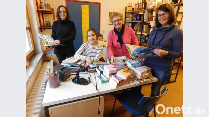 Brandneuer Lesestoff ist eingetroffen. Nicht nur das Leitungsteam freut sich über die neuen Bücher, die man ab Sonntag in der Pfarrbücherei ausleihen kann. Bild: exb