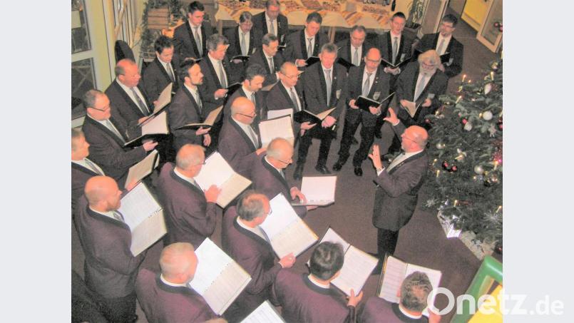 Der MGV-Chor beim Auftritt im Pflegeheim &quot;Wohnen am Kreuzberg&quot;. Bild: tu