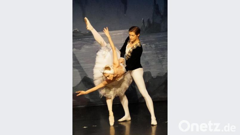 Anmutig tanzt das Schwanenmädchen Odette in den Armen des Prinzen. Bild: weu