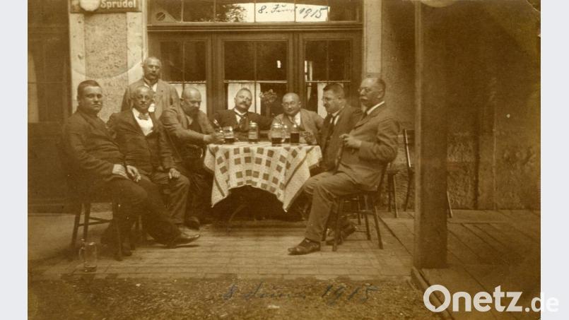 Weder das Lokal vor dem das Bild entstanden ist, noch die Personen sind bekannt. Aufgenommen wurde es am 8. Juni 1915. Der Poststempel trägt das Datum 13. Juni 1915. Bild: exb/Stadtarchiv