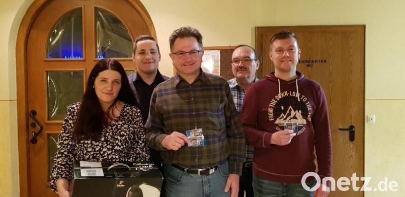 Die drei erfolgreichsten Teilnehmer am Schachquiz bei der Jahresabschlussfeier waren (vorne von links) Nicole Fröhlich, Franz Baier und Benjamin Wallner. Es gratulierten (hinten rechts) der Vorsitzende des Schachvereins, Andreas Zinkl, und sein Stellvertreter, Manuel Fröhlich. Bild: frd