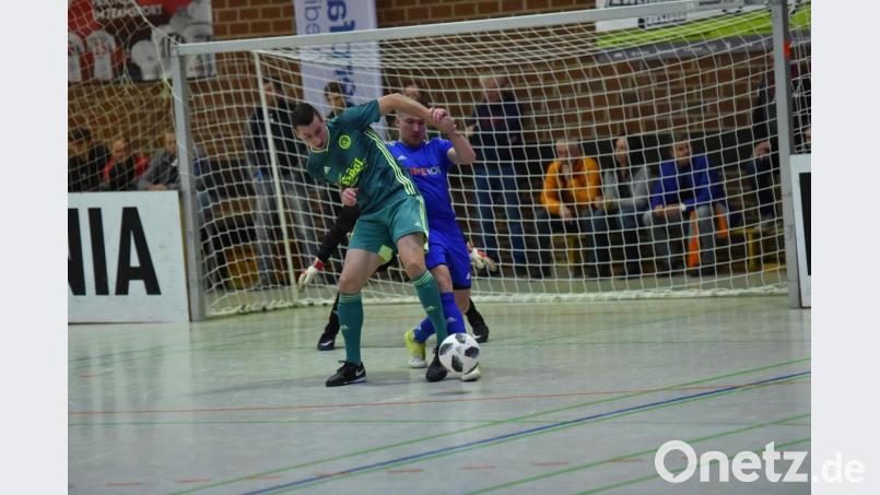 Beim Oberpfalz-Medien-Cup blieb der SV Mitterteich (Szene mit Manuel Dürbeck, vorne, im Spiel gegen den SV Etzenricht) als Titelverteidiger nach dem Aus in der Vorrunde einiges schuldig. Beim Neujahrscup des SV Steinmühle geht der Landesligist erneut als Titelverteidiger an den Start und will es diesmal etwas besser machen in Weiden. Bild: A. Schwarzmeier