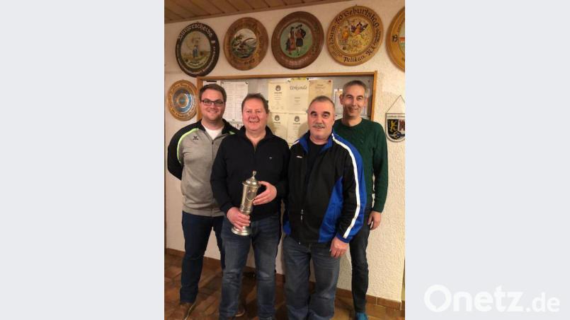Gedächtnis-Pokal-Gewinner Klaus Drexler (links), Sportleiter Uwe Spachtholz (rechts) und Schützenmeister Martin Bauer freuen sich über ein geselliges Silvesterschießen. Bild: ksi