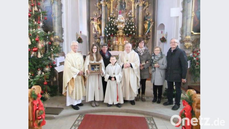 Sie freuen sich gemeinsam (von links): Pfarrer Josef Beer, Lucia Götz mit ihrem neuen Krippenkästchen, Haushälterin Elisabeth Vogl, Loszieher Florian Schanderl, Pfarrer Josef Fromm und die weiteren Gewinner Hildegard Schlegl, Anneliese Friedl sowie Michael Götz. Bild: gm