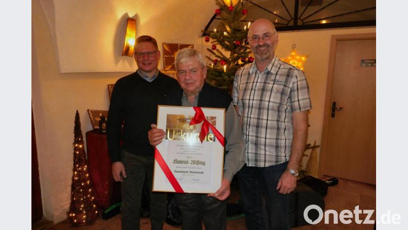 Konrad Wifling ist für 65 Jahre aktives Musizieren bei der Bauernkapelle Münchenreuth ausgezeichnet worden. Musikalischer Leiter und Dirigent Peter Fuhrmann (links) sowie Vorsitzender Wolfgang Kunz (rechts) gratulierten. Bild: kgg