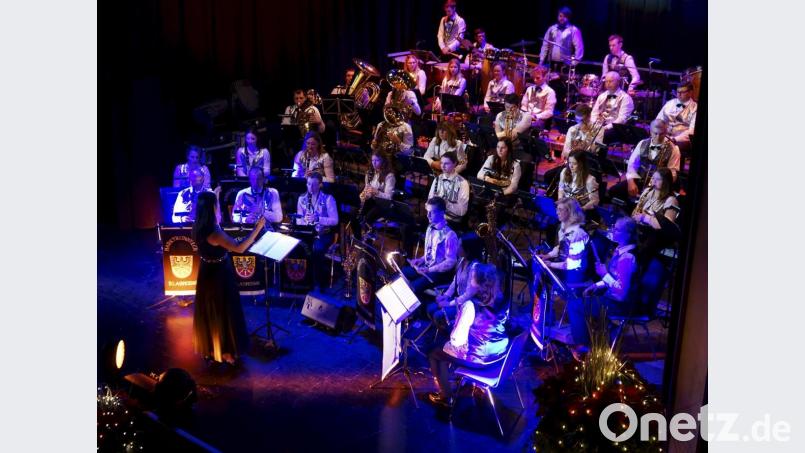 Das rund 40-köpfige Orchester der Marktredwitzer Blasmusik beeindruckte die Besucher mit seinem großartigen Repertoire. Bild: abi