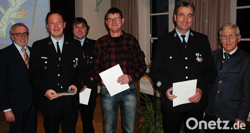 Ehrung für 25jährigen und 40jährigen aktiven Dienst bei der Feuerwehr: (von links) Hilmar Zaus, Michael Roth, Rainer Schreyer und Alexander Moller zusammen mit Bürgermeister Ludwig König (rechts) und Stellvertreter Christian Drehobel (links). Bild: ld