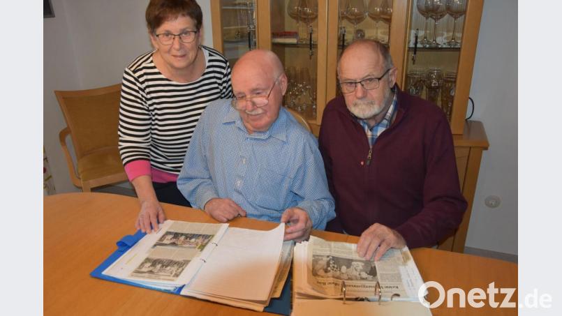 Der Behinderten- und Versehrtensportverein hat sich aufgelöst. Josef Bergler (von rechts), Otto Götz und Marie-Luise Bergler blicken zurück und blättern gerne in den alten Unterlagen. Bild: Lowak