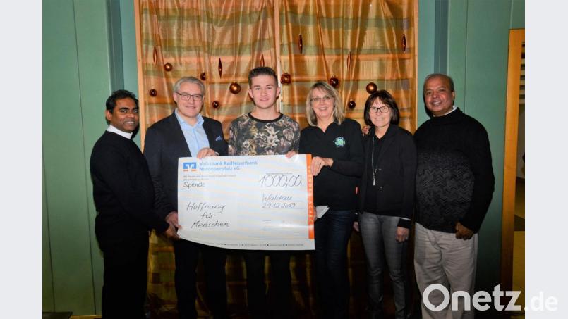 Tim Röbl aus Waldau überreicht 1000 Euro an den Verein „Hoffnung für Menschen“. Bild: tu