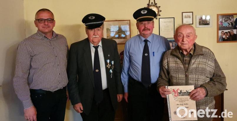 Josef Müller wurde vor Weihnachten zum neuen Ehrenmitglied der KSK Schindellohe und Umgebung ernannt. Zur Auszeichnung gratulierten dem Neusorger (von links) Bürgermeister Hubert Kraus (Pullenreuth), Ehrenvorsitzender Josef Übelmesser und KSK-Vorsitzender Bernhard Miedl.