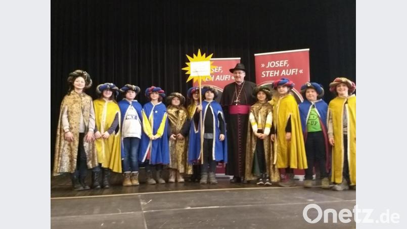 Die Sternsinger aus Bad Neualbenreuth zusammen mit Bischof Rudolf Voderholzer. Bild: exb