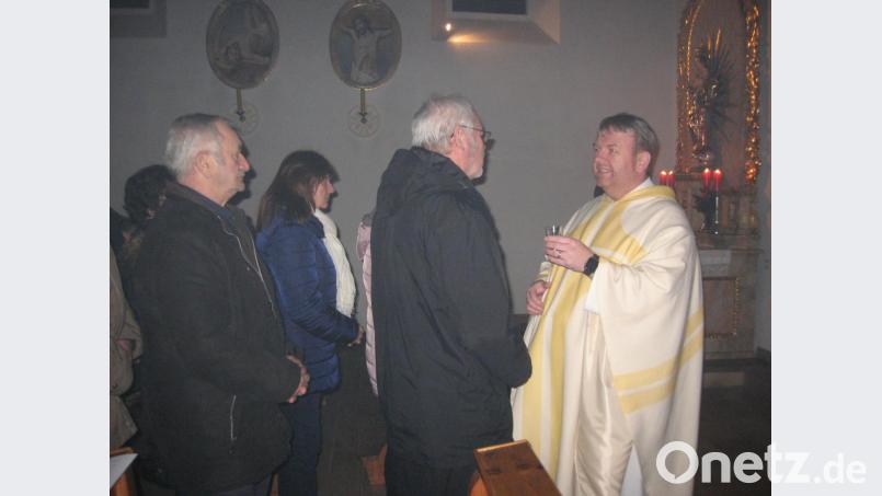 Pfarrer Albert Hölzl segnet den Johanniswein. Bild: ad