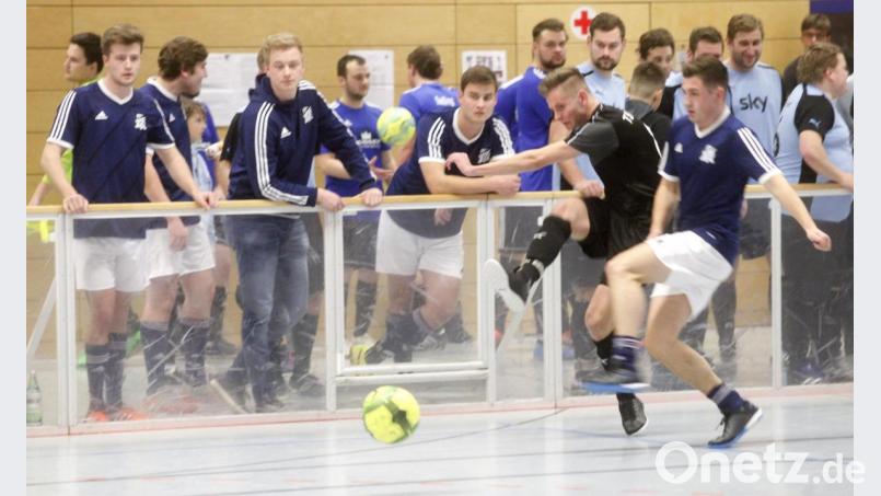 Die Hobby- und Freizeitmannschaften lieferten sich im Schwarzenfelder Sportpark spannende Spiele. In dieser Szene holt der Stullner Marvin Melchner im Spiel gegen Schmidgaden zum Torschuss aus. Bild: Hirsch