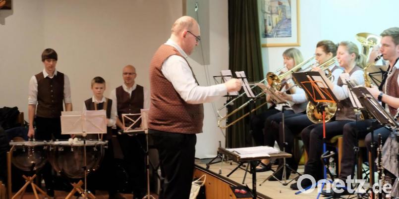 Michael Erfurt, Dirigent und Vorsitzender der Blaskapelle, hat sich einen bunten Strauß Lieder für das Neujahrskonzert ausgesucht. Bild: wlr