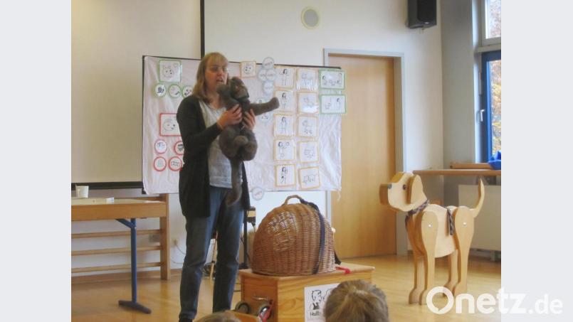 Beate Tomulla erklärt den Kindern den richtigen Umgang mit einem Hund. Bild: Andrea Kostka