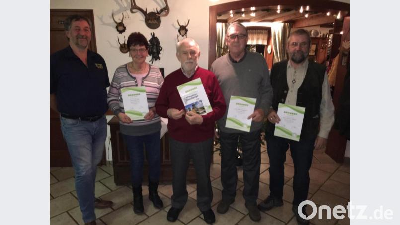 Ehrungen standen beim Fichtelgebirgsverein im Mittelpunkt. Von links: Vorsitzender Josef Franz, Isolde Riedl, Josef Schmid, Albert Wegmann und Gerhard Würstl. Bild: twg