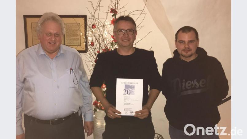 Firmenchef Erwin Stich (von links) zeichnet Robert Helgert für 20-jährige 
Betriebszugehörigkeit mit einer Ehrenurkunde von der Handwerkskammer Niederbayern-Oberpfalz aus. Bild: le