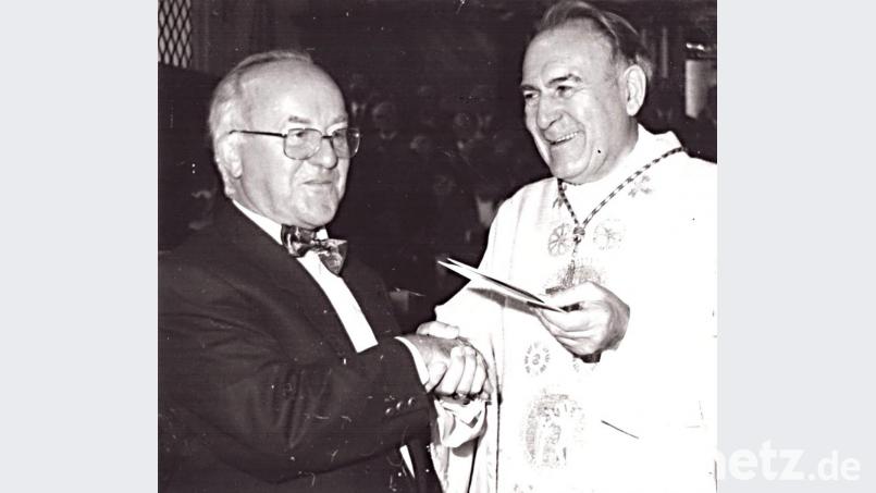 Aus der Hand von Diözesanbischof Manfred Müller erhielt Dekanatskirchenmusiker Herbert Fraunhofer beim Rosenkranzfest 1995 in Speinshart eine Dankurkunde. Archivbild: ü