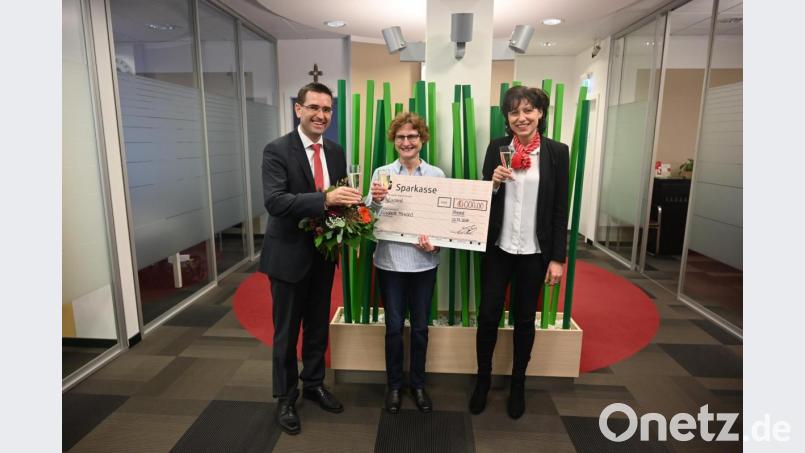 Der Gebietsdirektor Günter Süß und die Finanzberaterin Clarissa Hilburger übergeben Gewinnerin Elisabeth Mirwald ihre 10.000 Euro. Bild: exb/Bettina Schmid