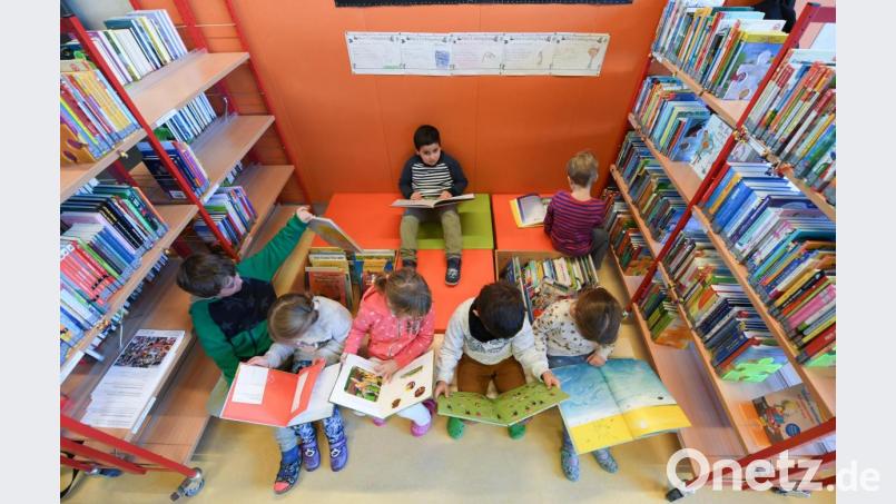 Viele Kinder haben beim Lesen Schwierigkeiten. Buchhändlerin Maria Rupprecht und Wissenschaftlerin Anita Schilcher wissen, wie man sie motivieren kann. Bild: Arne Dedert