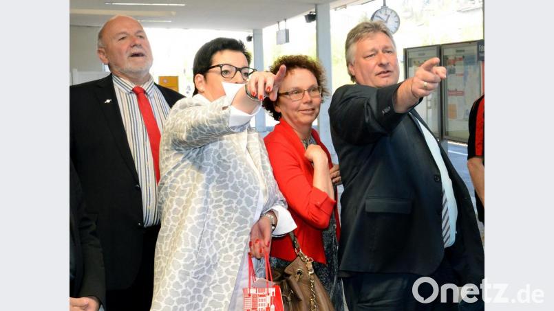 Nein, Birgit Fruth (Zweite von links) zeigt Brigitte Netta (Zweite von rechts) nicht, dass es für sie zur SPD-Tür hinausginge. Im Gegenteil hatte die Fraktionsvorsitzende der Bürgermeisterin für die OB-Kandidatur den Vortritt lassen wollen, schildert nun Stadtverbandschef Martin Seibert (links), der Netta nach eigenen Worten ebenso wenig draußen sehen wollte. Dieses Foto entstand 2016, als die Zeiten zwischen beiden Seiten noch nicht so eisig waren, beim Besuch des SPD-Bahnexperten MdB Martin Burkert (rechts) am Bahnhof. Jetzt allerdings steht die Beziehung der zwei Seiten Amberger SPD und Netta auf dem Abstellgleis. Archivbild: Petra Hartl