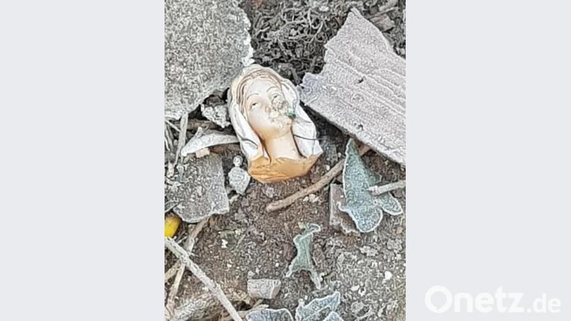 Die Muttergottesgrotte in Waldmünchen war massiv gebaut - nach der Detonation mit illegalen Böllern ist sie dennoch völlig zerstört. Bild: Agnes Frank