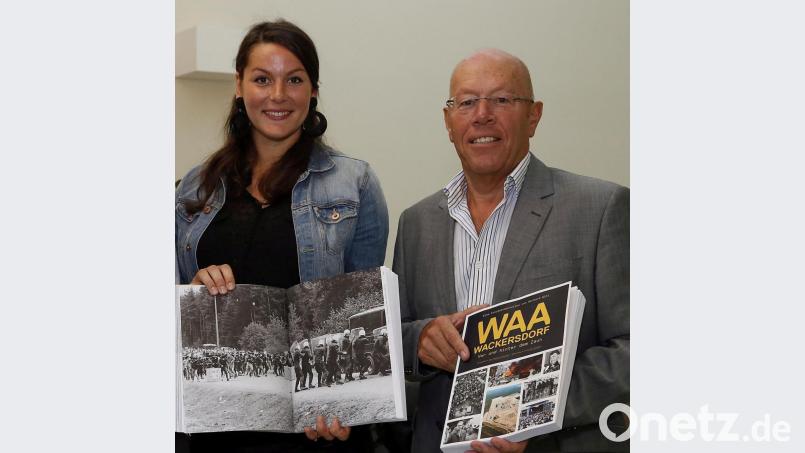 Anne Madlene Schleicher (Herausgeberin) und Gerhard Götz (Fotograf) haben nicht damit gerechnet, dass der Bildband so eine hohe Auszeichnung erhält. Bild: Hösamer