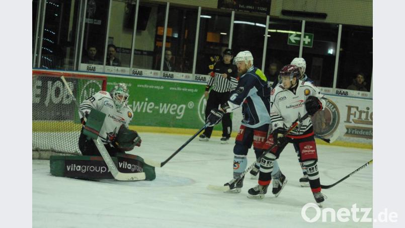 Die Blue Devils unterlagen am Sonntag den Starbulls Rosenheim mit 1:5. Hier scheitert Kapitän Ralf Herbst (Mitte) am starken Gästekeeper Luca Endres. Bild: gb